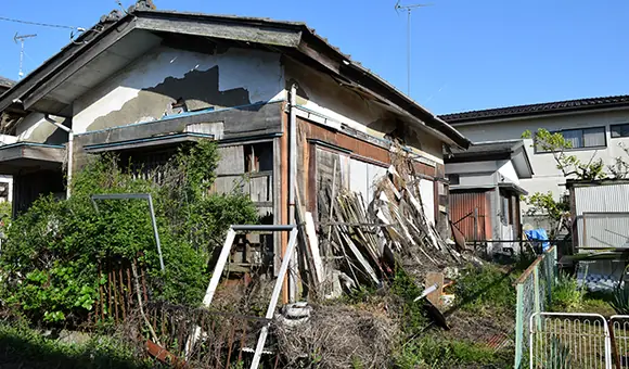 管理されず傷んだ空き家