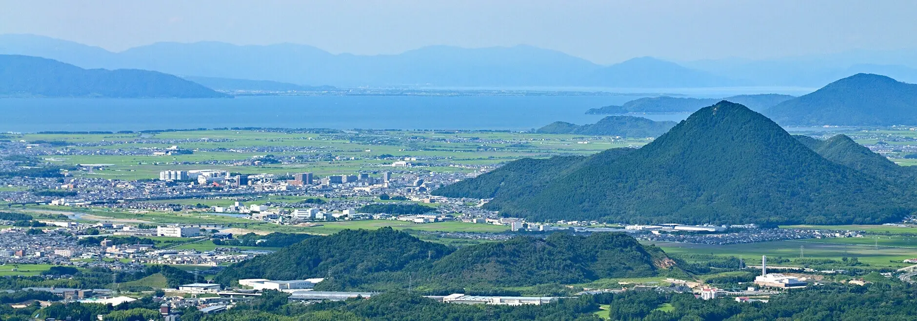 琵琶湖と近江富士(三上山)を望む滋賀の風景